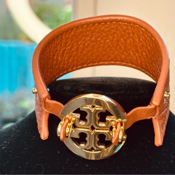 Tory Burch - Reva Logo cuff bracelet, brown leather and gold hardware - Picture 5 of 9